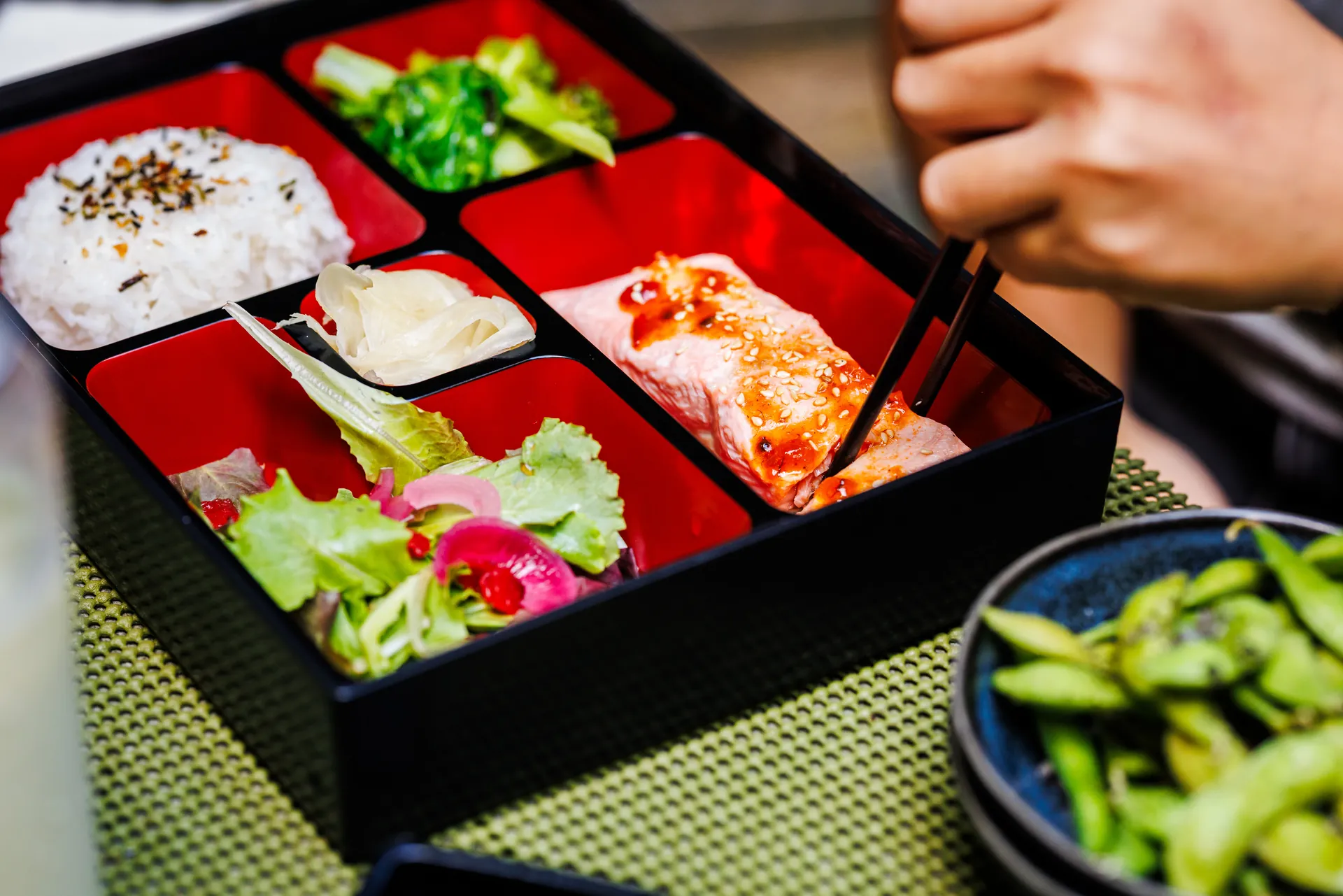Het team van Bento Fuel aan het werk in de keuken