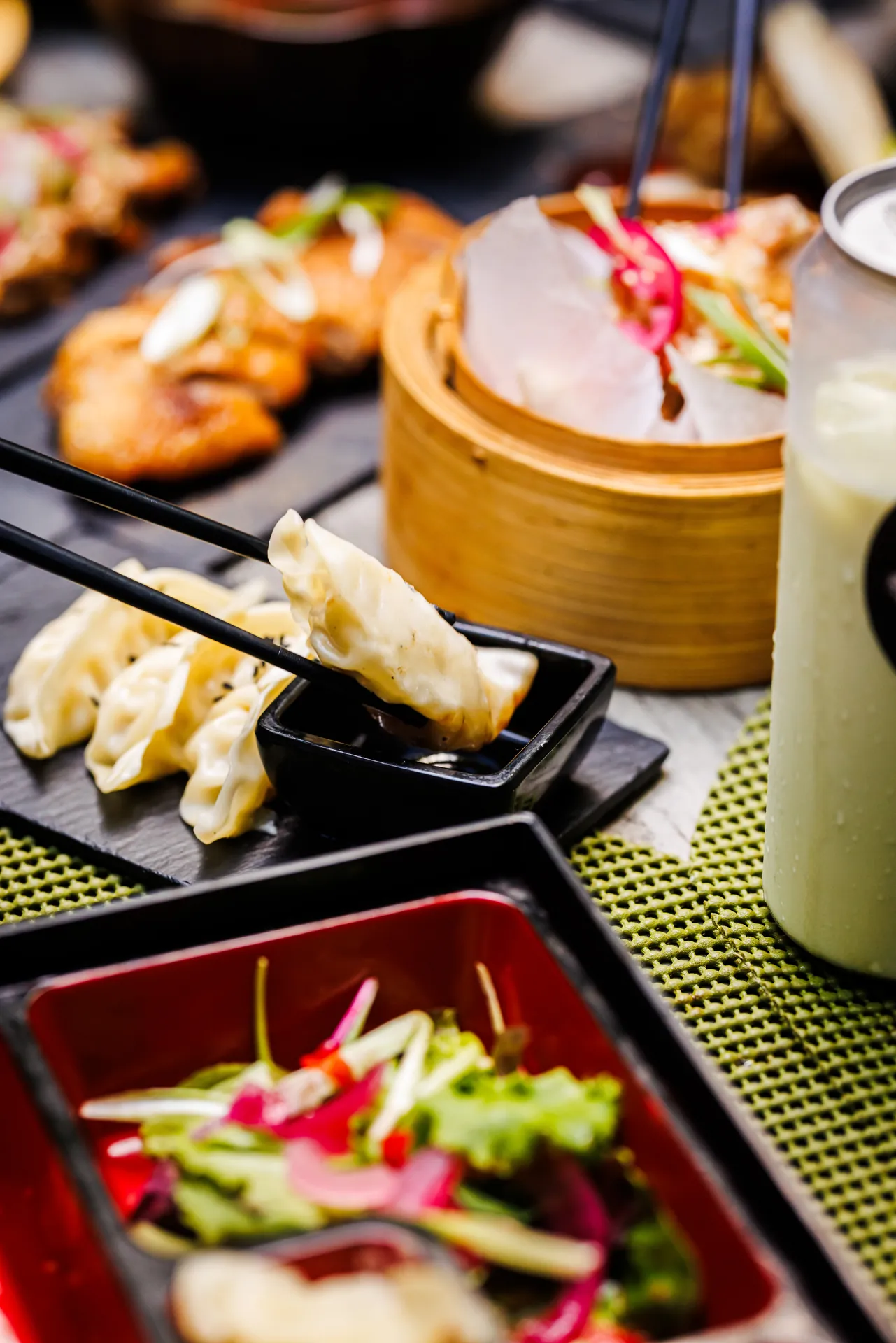 Kleurrijke bento box met verse ingrediënten
